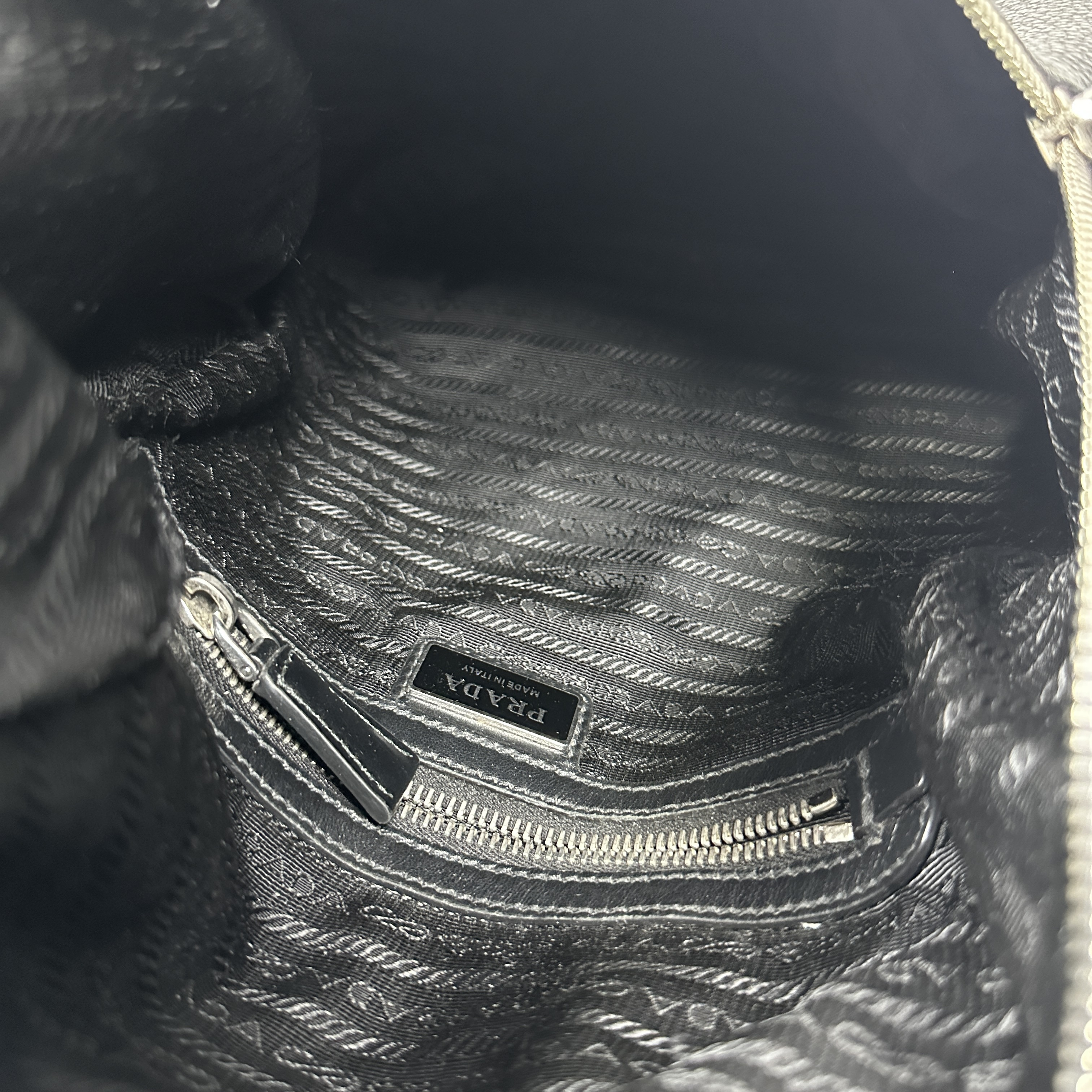 【水曜終了】(10698_0169)PRADA バックパック ステート ワンショルダー ボディバッグ トライアングルプレート ヴィッテロダイノ ブラック レザー ショルダーバッグ