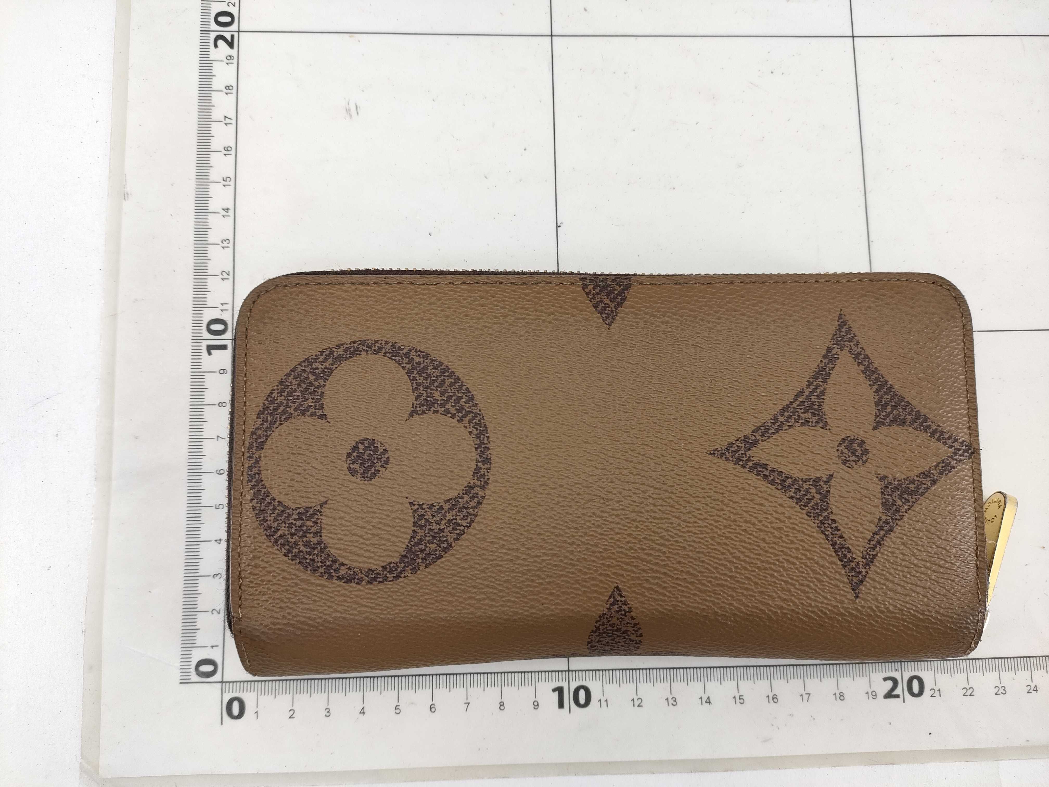【水曜終了】(10708_0112)LOUIS VUITTON モノグラム ジャイアントリバース ジッピー・ウォレット 財布